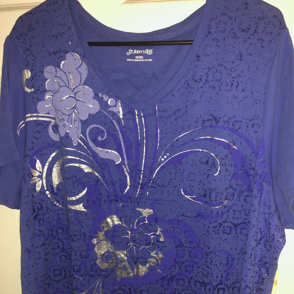 Feminine flower and swirls T-shirt